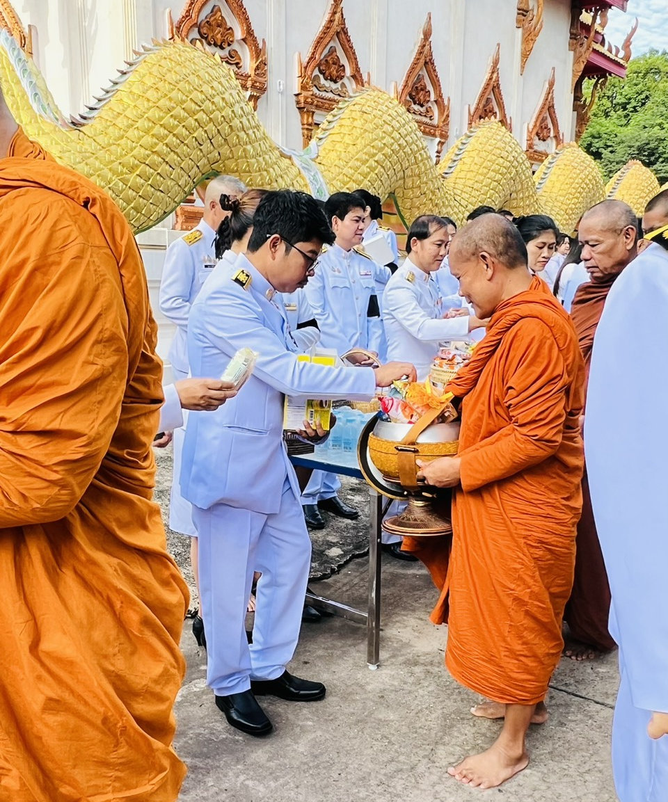 title - ทำบุญตักบาตรถวายพระราชกุศล เนื่องในวันคล้ายวันพระราชสมภพภพสมเด็จพระนางเจ้าสิริกิติ์ พระบรมราชินีนาถ พระบรมราชชนนีพ้นปีหลวง และวันแม่แห่งชาติ 